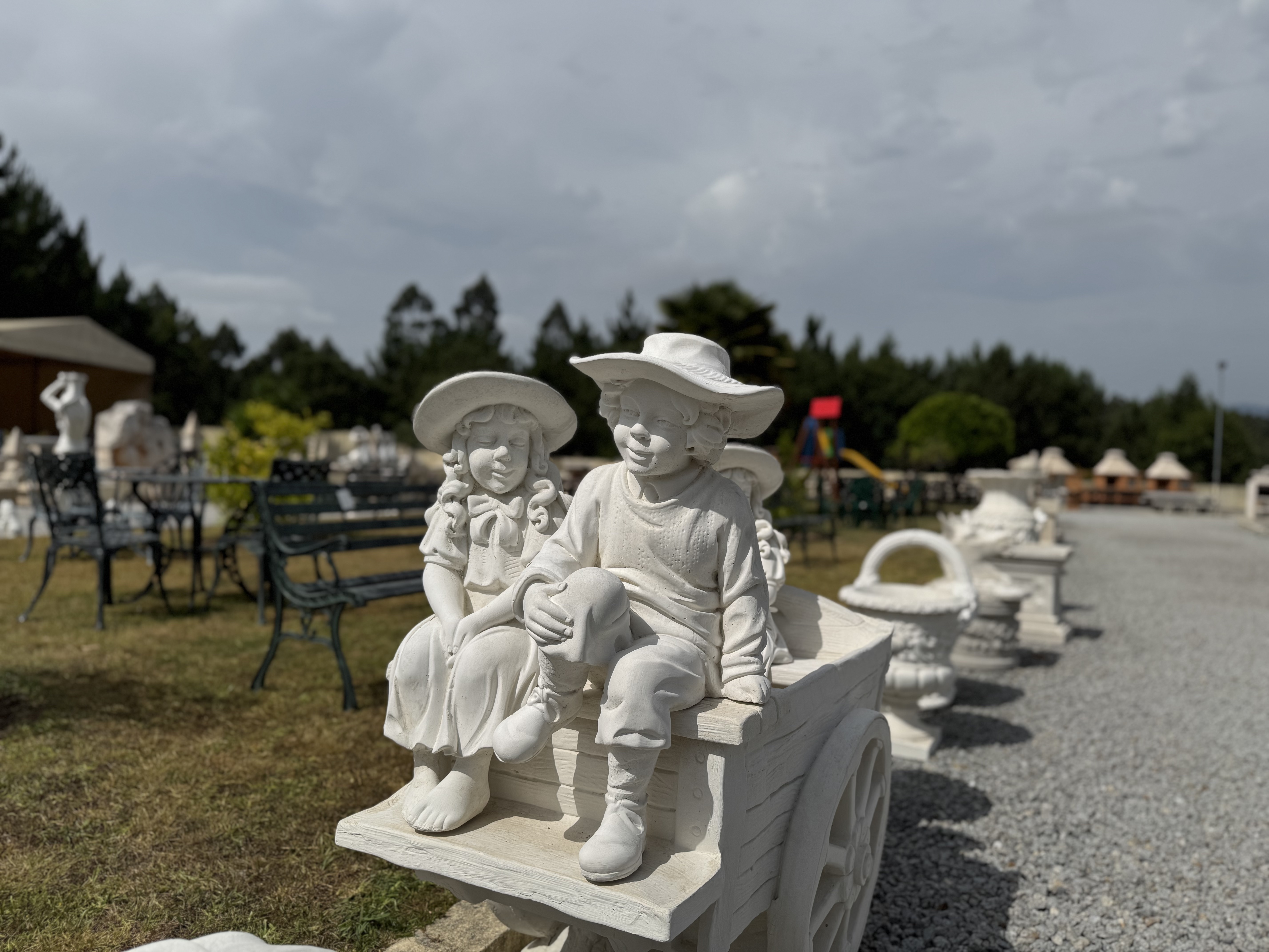 Figuras ornamentais em pedra natural no espaço exterior de exposição da Granineiva.