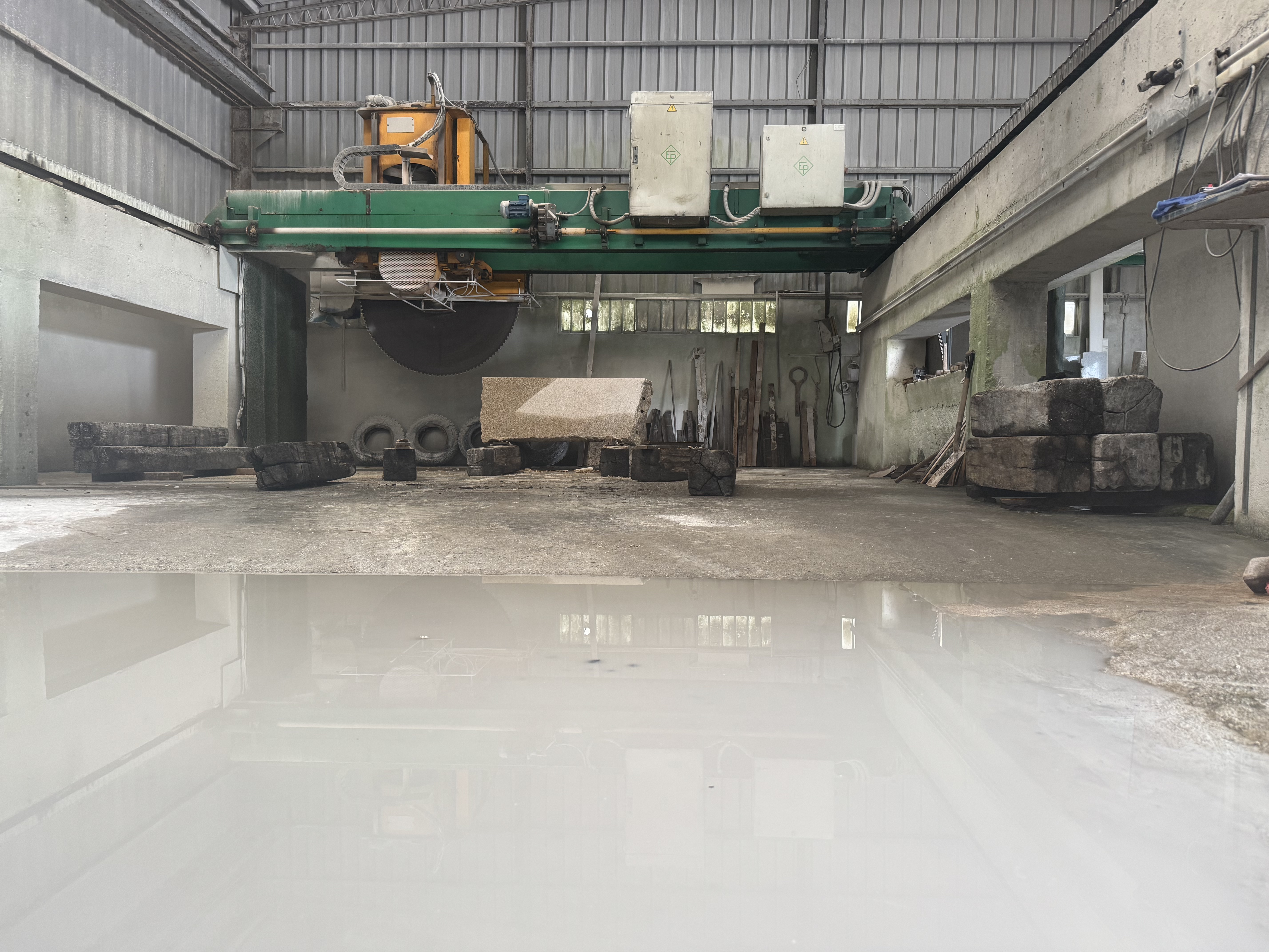 Bloco de granito em zona de corte industrial nas instalações da Granineiva.