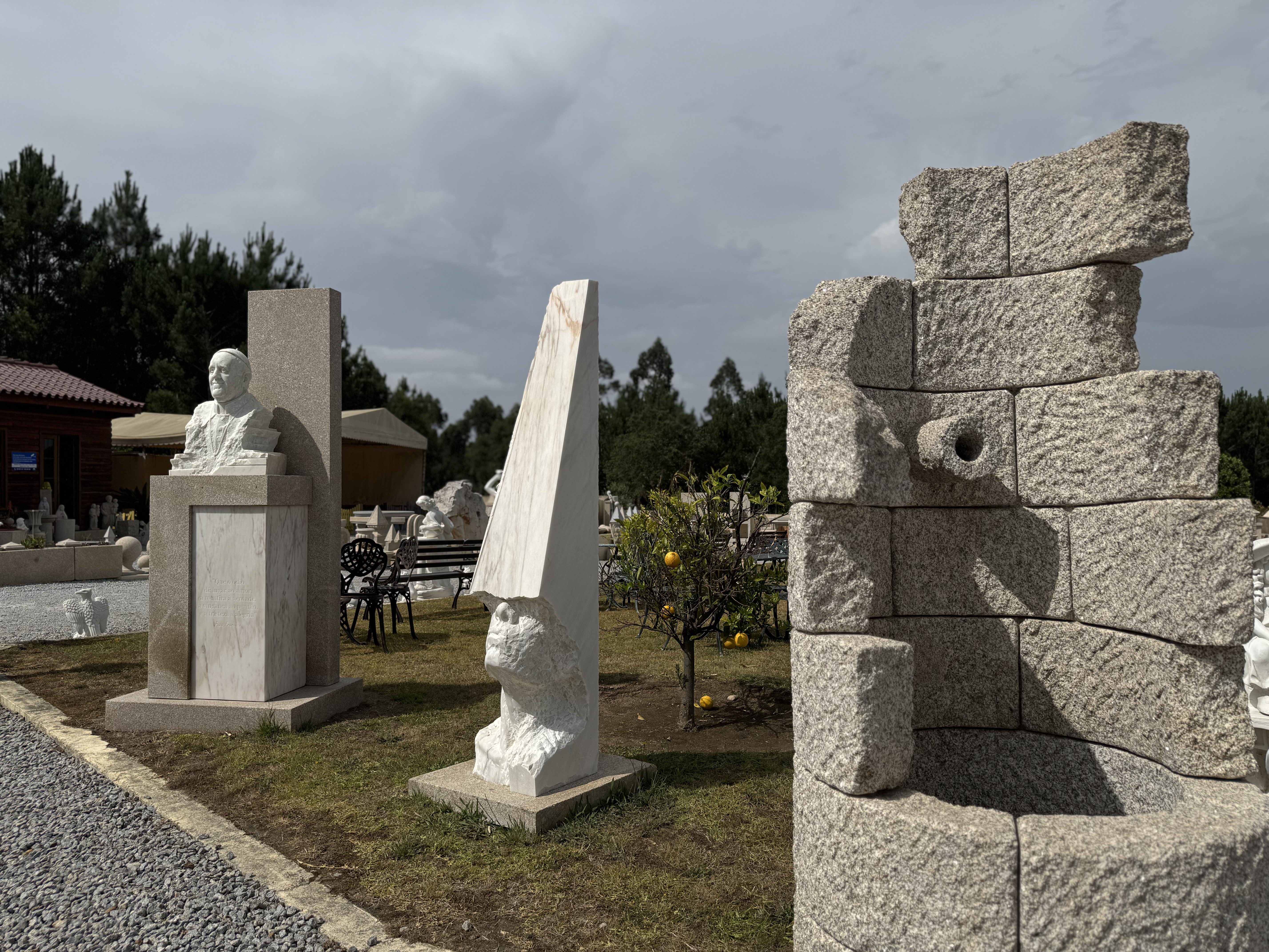 Conjunto de esculturas e peças em pedra natural no espaço exterior de exposição da Granineiva.